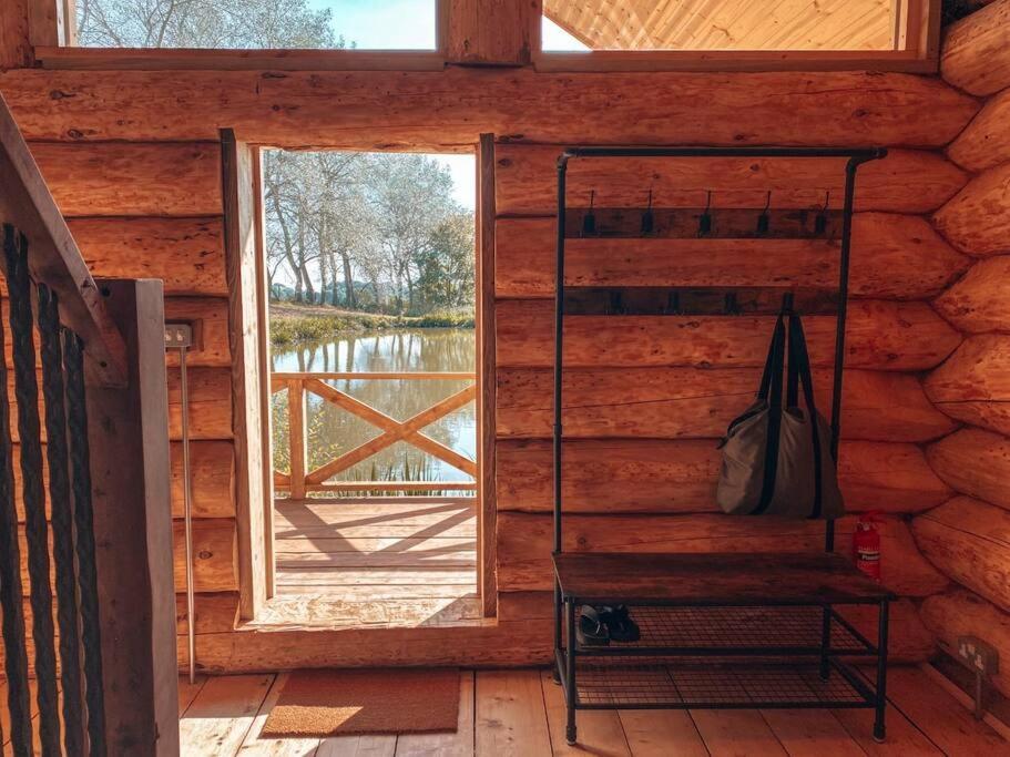 Log Cabin/Hot Tub On Private Lake Jurassic Coast Bridport Exterior foto